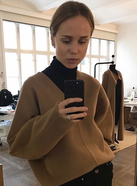 How to Wear a V-Neck Sweater Like a Swedish It Girl | Le Fashion | Bloglovin’ Sweater Over Turtleneck, Turtle Neck Outfit Layers, Turtle Neck Layering Outfit, Turtle Neck Outfit Women, Turtle Neck Layering, Vneck Outfit, Camel Sweater Outfit, Black Turtleneck Outfit, Love Or Money