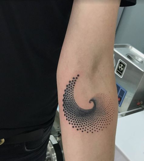 Tatouage Fibonacci, Golden Ratio Tattoo, Spiral Tattoo, Fibonacci Tattoo, Spiral Tattoos, Small Neck Tattoos, Dot Tattoos, Geometry Tattoo, Geometric Tattoo Design