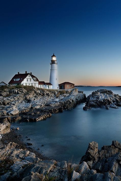 Portland Head Light + 5 Amazing Lighthouses in Portland Maine You Should See // Local Adventurer #maine #mainething #portlandmaine #lighthouse #travelusa #visittheusa Maine Lighthouses Photography, Maine Honeymoon, Lighthouse Maine, Famous Lighthouses, Maine Photography, Travel Honeymoon, Lighthouses Photography, Portland Head Light, Maine Lighthouses