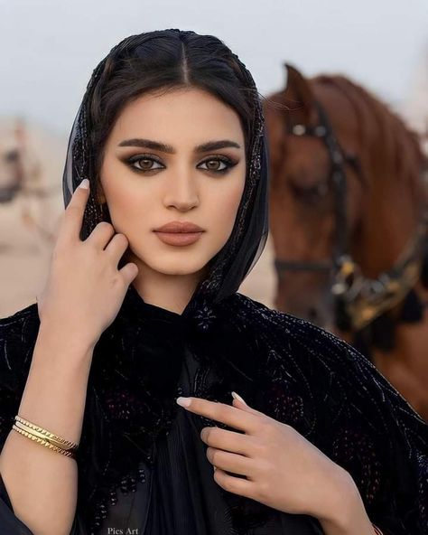 Eastern Makeup Look, Saudi Makeup Look, Arabian Style Makeup, Arab Makeup Aesthetic, Saudi Arabia Makeup, Makeup Looks Arabic, Middle Eastern Eye Makeup, Arabic Eyes Makeup, Arabic Eyebrows