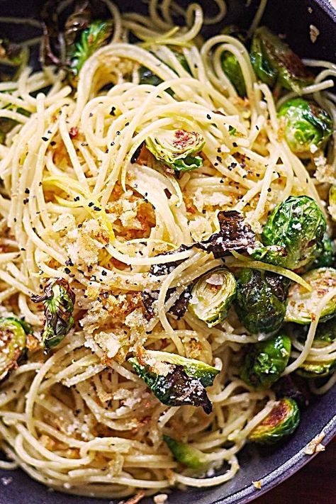 Spaghetti Pasta Recipe, Easy Pasta Dishes, Pasta Fatta In Casa, Roasted Brussel, Sprout Recipes, Easy Cheap, Spaghetti Pasta, Roasted Brussel Sprouts, Brussels Sprouts