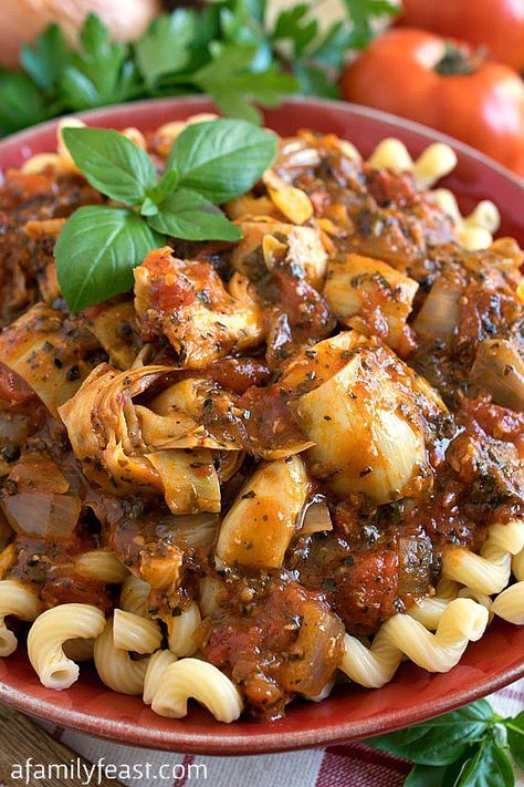 Pasta Sauce Raphael - A bold and zesty pasta sauce from The Silver Palate Cookbook.  This is delicious served hot or cold! Silver Palate Cookbook, Silver Palate, Clam Sauce, Coconut Curry Sauce, Family Feast, Italian Dishes, Pizza Pasta, Pasta Sauce, I Love Food