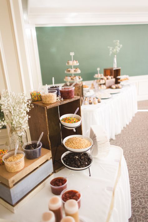 Sundae Bar Wedding Reception, Rehearsal Dinner Ice Cream Bar, Brownie Sundae Bar Wedding, Ice Cream Bar Wedding Reception Display, Wedding Soft Serve Ice Cream Bar, Elegant Ice Cream Bar, Wedding Reception Ice Cream Bar, Diy Ice Cream Bar Wedding, Soft Serve Ice Cream Wedding