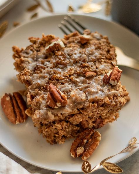 Cinnamon Roll Baked Oatmeal (vegan & easy to make) – Plant Based RD Stove Top Oatmeal, Cinnamon Roll Baked Oatmeal, Starch Solution Recipes, Oatmeal Vegan, Cinnamon Roll Bake, Healthy Vegan Breakfast, Baked Oatmeal Recipes, Cinnamon Oatmeal, Vegan Yogurt