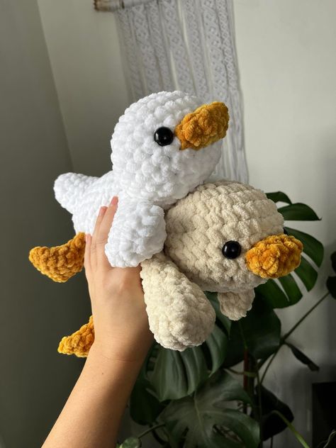 Ducks Duck Crochet Plushie, How To Crochet Plushies, Crochet Projects Animals, Crochet Animals Cute, Crochet Patterns Duck, Crochet Little Animals, Crochet Ideas Animals, Crochet A Duck, Crochet Baby Ideas