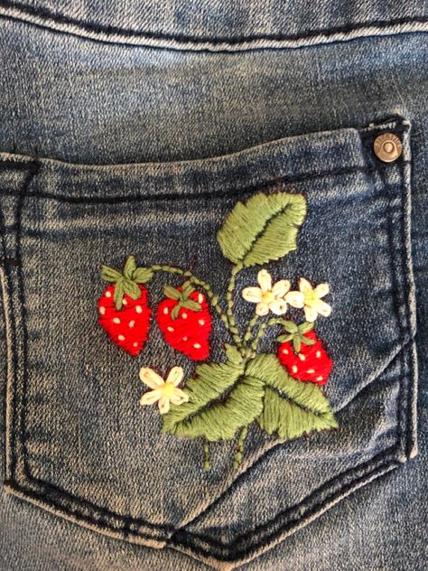 Embroidery Designs Shorts, Embroidery Designs Denim, Strawberry Painted Jeans, Cute Jean Embroidery, Jeans Back Pocket Design Embroidery, Embroidery On Jean Shorts, Emboridary Designs Jeans, Embroidery Design Jeans, Shorts With Embroidery