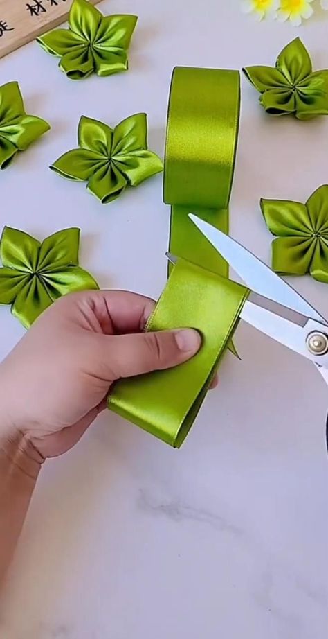 Ribbon Flower Design, Cute Things To Make With Ribbon, Diy Ribbon Corsage, Flower Made Out Of Ribbon, Christmas Ribbon Flowers, Ribbon Daisy Flower Tutorial, Cute Ribbon Ideas, Single Ribbon Flower Bouquet, Leaf Flowers Diy