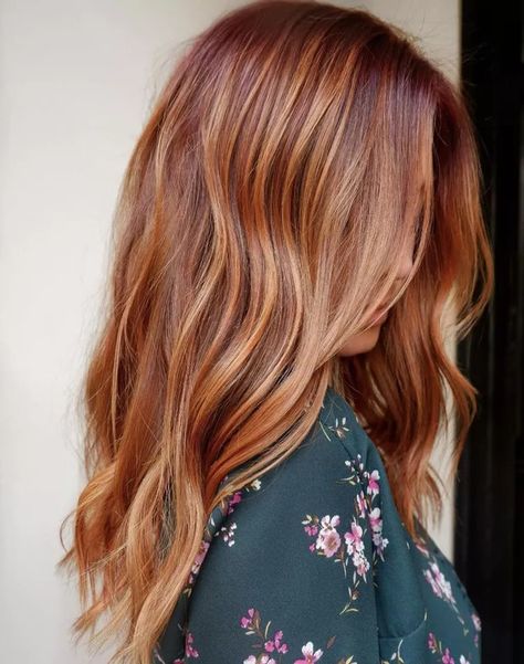 40 Summer Hair Colors Guaranteed To Freshen Up Your Look Reddish Brunette Hair, Summer Hair Color 2024, Red Summer Hair, Summer Copper Hair, Summer Red Hair Color, Salon Colors, Mommy Hair, Mommy Hairstyles, Reddish Hair