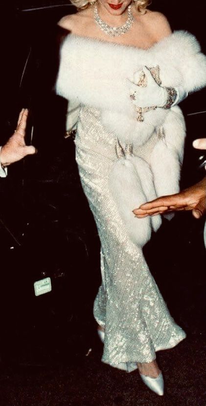 Old Hollywood Elegance, 1970s Hollywood Glamour, Old Hollywood Glam Short Dress, Old Hollywood Fur Coat, Glamour Old Hollywood, 60s Old Money Fashion, 1960 Hollywood Fashion, 1950s Hollywood Glamour Aesthetic, Old Hollywood Award Show