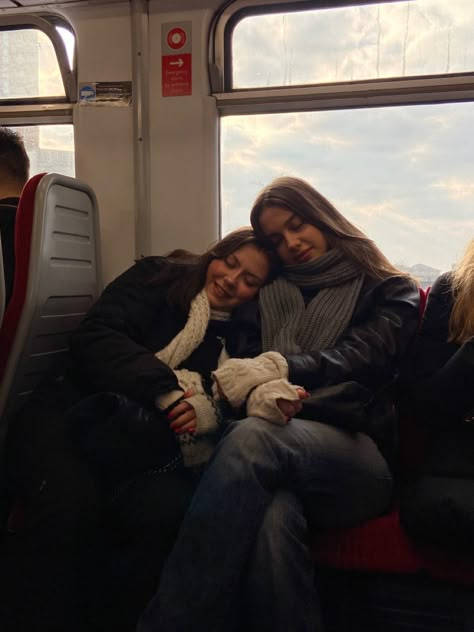 Train Friends Aesthetic, Friends In London Aesthetic, London Best Friends, Uk Trip Aesthetic, London With Bestie, London With Friends Aesthetic, London Aesthetic Friends, London Friends Aesthetic, London Trip Aesthetic