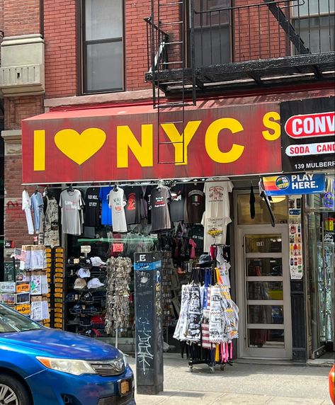 New York Shops Aesthetic, New York Tourist Aesthetic, Souvenir Shop Aesthetic, Nyc Shopping Aesthetic, New York Shopping Aesthetic, Nyc Shops, Tourist Aesthetic, Ny Shopping, New York Souvenirs