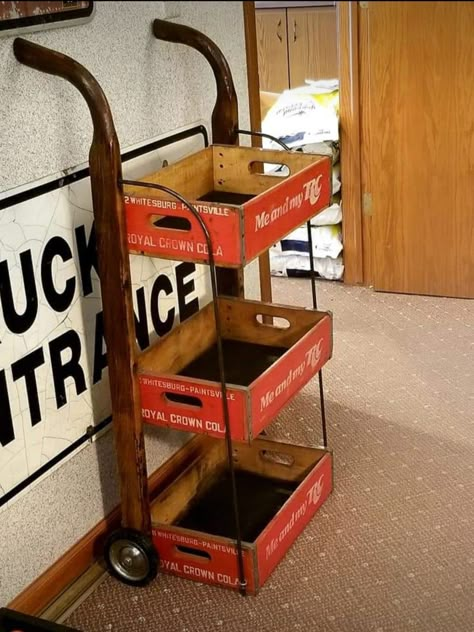 Coke Crates Repurposed, Soda Crate Ideas, Repurposed Items Upcycling, Coke Crate Ideas, Vintage Booth Display, Coca Cola Decor, Crate Ideas, Car Part Furniture, Art Studio Room