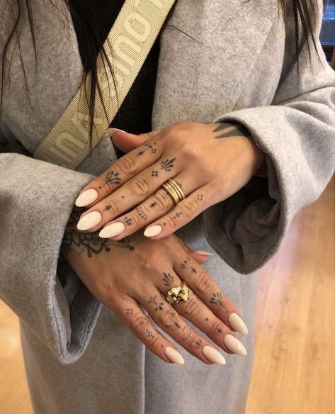 Stile Kylie Jenner, Tato Jari, Small Finger Tattoos, Finger Tattoo For Women, Finger Tats, Hand And Finger Tattoos, Hand Tats, Handpoke Tattoo, Hand Tattoos For Women