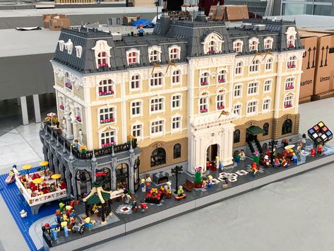 Hotel streetside 2 (BB2017) | by cimddwc Lego Hotel Ideas, Lego City Display, Lego Technic Truck, Lego Hotel, Lego Winter Village, Lego Winter, Lego Town, Lego Buildings, Lego Inspiration