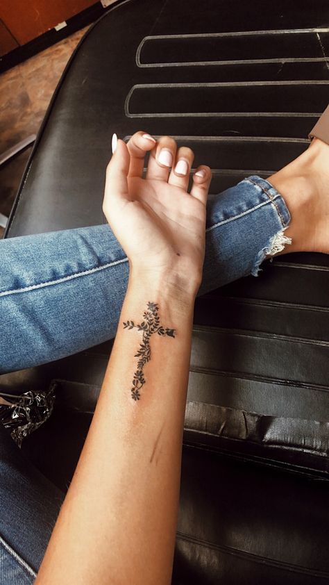 Tato Salib, Cowgirl Tattoos, Cowboy Tattoos, Country Tattoos, Cross Tattoos For Women, Western Tattoos, Spine Tattoos For Women, Pretty Tattoos For Women, Classy Tattoos