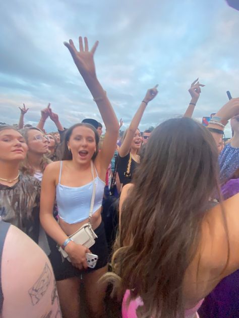 #concert #concertoutfit #floranceandthemachine #concert #festival #longitude #party #summerfestival #summeroutfit #summer Longitude Festival Outfits, Longitude Festival, Concert Festival, Concert Fits, Summer 24, Summer Festival, Festival Outfits, Concert Outfit, Summer Outfits