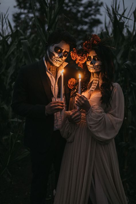 Halloween Photoshoot Skeleton, Skeleton Halloween Photoshoot, Halloween Wedding Photoshoot, Dia De Los Muertos Photo Shoot Ideas, Set Halloween Fotografia, Halloween Photography Photoshoot, Halloween Portraits Photography, Halloween Wedding Costumes, Halloween Wedding Photos