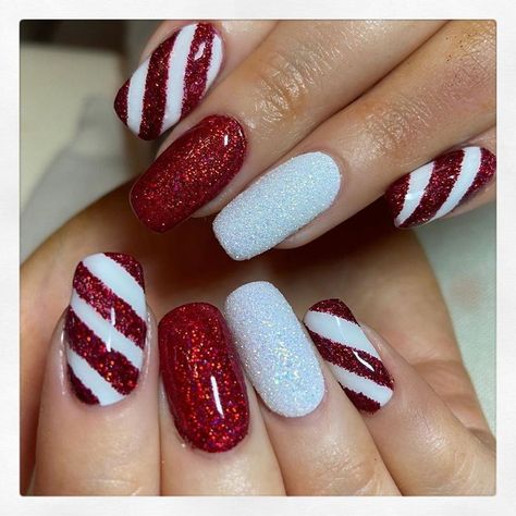 Simple Christmas Nails, Christmas Nail Art Easy, Xmas Nail Art, Christmas Nail Art Ideas, Nagellack Trends, Holiday Nail Designs, Cute Christmas Nails, Christmas Nails Easy, Christmas Gel Nails