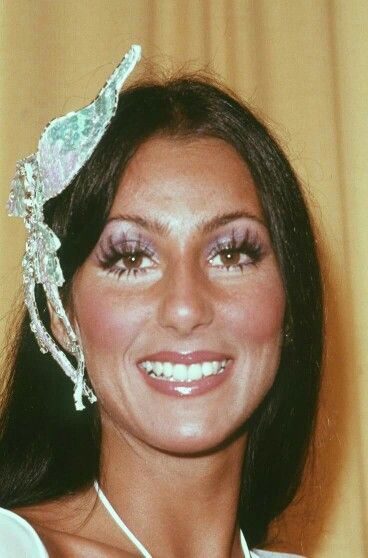 Cher 80s Makeup, 70s Movie Stars, Cher 1970s Makeup, Cher Eyelashes, Cher 60s Makeup, Cher Makeup Looks, Big Eye Makeup Looks, Cher 70s Outfit, Cher 70s Makeup