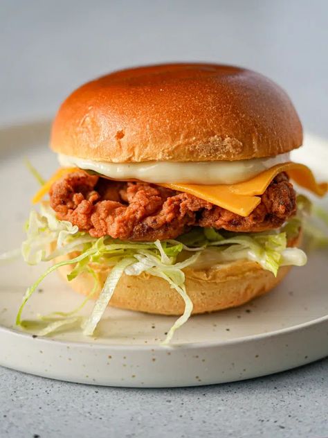 Cafe Meals Ideas, Southern Fried Chicken Burger, Home Made Chicken Burger, Burger Recipes Chicken, Breaded Chicken Burger Recipe, Fried Chicken Burger Recipe, Easy Chicken Burger Recipe, Aesthetic Burger, Home Made Meals