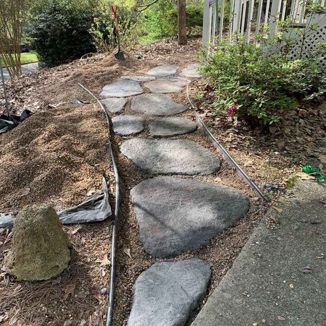 Make natural looking DIY concrete stepping stones or pavers. Color the concrete and mold it into the shape of real fieldstones or flagstones. Finally, the DIY Concrete Stepping Stones are finished. It’s a project I wanted to do last year because when we moved into this rental home, we quickly decided that we wouldn’t use the front door to go in and out of the house. Why?Because the existing path from the driveway to the door was 6” deep with pebbles. To walk on it, I kid you not, was l… Stepping Stone Pathway, Concrete Pathway, Stepping Stone Walkways, Flagstone Pavers, Pavers Diy, Stepping Stone Molds, Concrete Path, Concrete Stepping Stones, Stepping Stones Diy