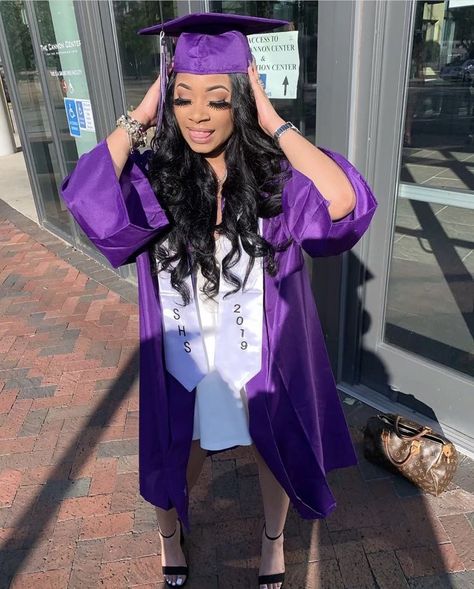 Graduation Outfit Ideas Purple Cap And Gown, Graduations Pics, Purple Graduation Gown, Graduation Goals, Graduation Board, High School Hairstyles, Senior Pictures Hairstyles, Purple Graduation, Graduation Hairstyles With Cap