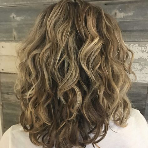 24 Best Shoulder Length Curly Hair Ideas (2019 Hairstyles) Medium Length Wavy Hair, Shoulder Length Curly Hair, Medium Length Curly Hair, Layered Curly Hair, Thick Wavy Hair, Fesyen Rambut, Wavy Haircuts, Medium Curly Hair Styles, Haircuts For Wavy Hair