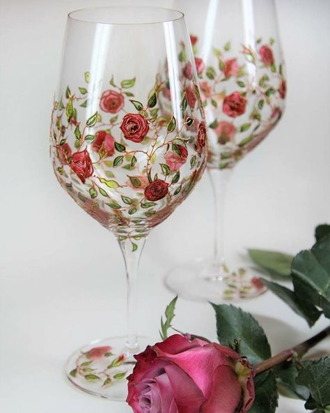 Glass Decor Ideas, Kitchen Decor Collections, Crockery Design, Painting Glass Jars, Glass Painting Patterns, Painted Glass Bottles, Painting On Glass, Hand Painted Glassware, Fleurs Diy