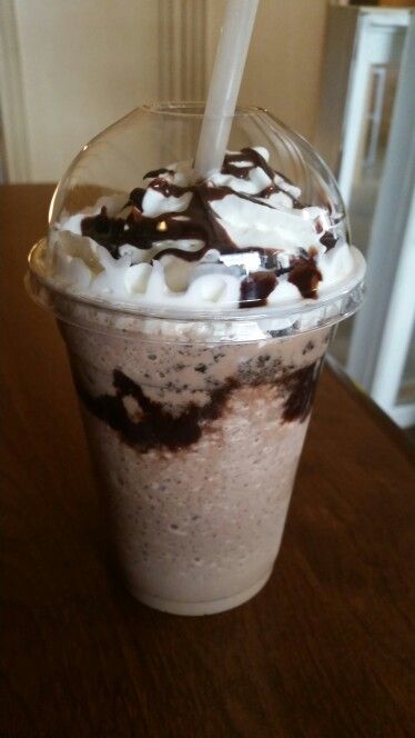 Cookies And Cream Milkshake Aesthetic, Cookies N Cream Milkshake, Frappe Aesthetic, Chocolate Frappe, Cookies And Cream Milkshake, Cookies N Cream, Party Food Platters, Cookies N Cream Cookies, Food Therapy