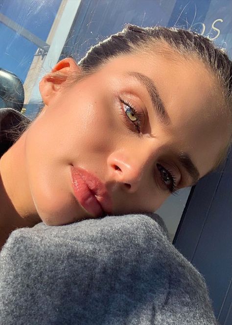 Macadamia Oil Is The Skin Care Hero You’ve Been Looking For | BEAUTY/crew Macadamia Oil Benefits, Natural Makeup Remover, Skin Care Benefits, Sara Sampaio, Instagram Selfie, Macadamia Oil, Oil Skin Care, Most Beautiful People, Dewy Skin