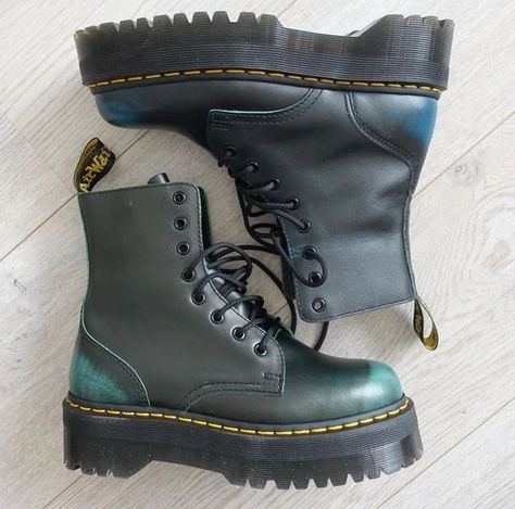 Dr Martens Boots Women, Red Doc Martens, Mia Boots, Doc Martens Style, Doc Martens Outfit, Doc Martens Boots, Creative Shoes, Army Boots, Dr Martens Boots