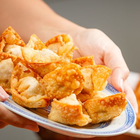 Won Ton Recipes, Pangsit Goreng, Won Ton, Fried Wontons, Wonton Recipes, Wonton Wrappers, Celebrity Chef, Favorite Appetizers, Celebrity Chefs