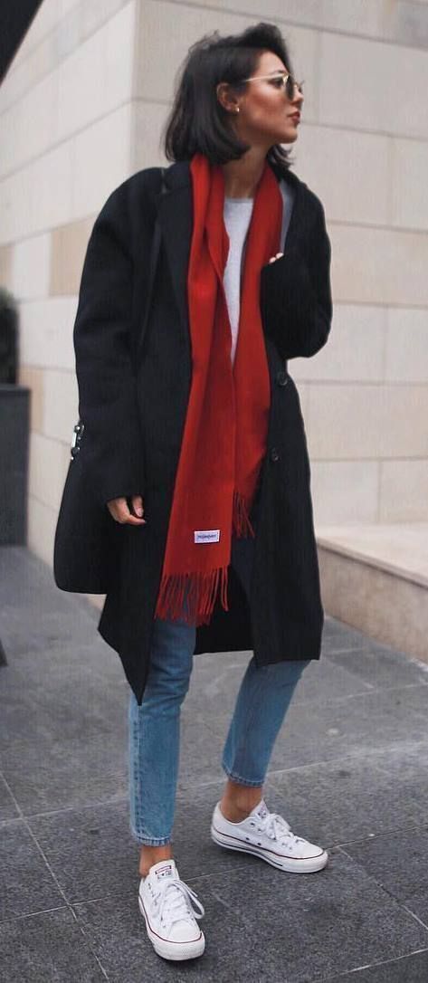 Mantel Outfit, Fall Fashion Coats, Perfect Fall Outfit, Red Scarf, Wear Red, Mode Casual, Stil Inspiration, Street Style Winter, Modieuze Outfits