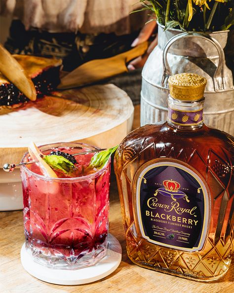 Crown Royal Blackberry Whiskey Sunset, Blackberry Crown Royal Drink Recipes, Blackberry Crown Lemonade, Crown Blackberry Recipes, Crown Recipes Drinks, Crown Blackberry Drinks, Blackberry Crown Drinks, Blackberry Crown Royal Recipes, Crown Royal Apple Drinks