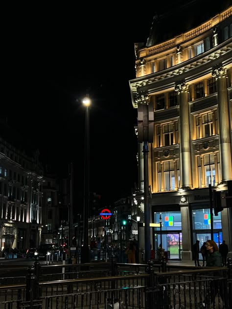 Night out In central London x London Night Life Aesthetic, Uk Night Aesthetic, Central London At Night, London At Night Aesthetic, London Night Aesthetic, Living In London Aesthetic, Citylife Aesthetic, London England Photography, Study In England