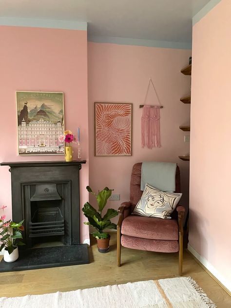 Want to make a statement? Try this DIY trend and repaint your ceiling in a joyful paint colour with a matching border. Blue Ceiling Pink Walls, Pink Ceiling Living Room, Split Painted Walls, Pastel Ceiling, Painting Ideas Dark, Blue Ceiling Bedroom, Diy Ceiling Paint, Colourful Ceiling, Painted Ceiling Ideas