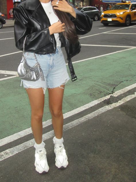 Jean Shorts And Leather Jacket Outfit, Denim Biker Jacket For Fall Streetwear, Fall Denim Biker Jacket For Streetwear, Leather Jacket Denim Shorts, Denim Mini Skirt And Leather Jacket, Leather Jacket Baggy Jeans, Leather Jacket Outfit, New York Outfit, Denim Shorts Outfit