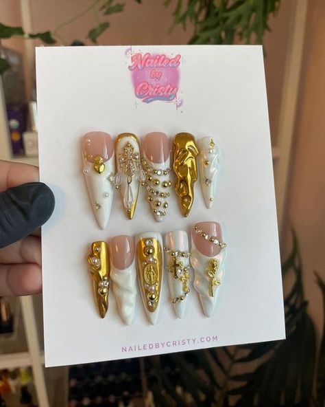 Luxury Press On Nail Artist Nailed By Cristy | Est. 2016 on Instagram: "Custom white & gold set.  Ib: @yokinailz   💅🏽Shop www.nailedbycristy.com 📦 World wide shipping.  🔥 3 Basic Sets For $100  🆓Don’t know your nail size? FREE Sizing Kit available with nail order. 💳Buy Now, Pay Later with ShopPay.  . . . . .  #pressonnails  #nailstagram #nails #nailart #pressons  #stilettonails #springnails #nailtech #longnails  #spring #chromenails #pressonnailbusiness #nailgoals #mixmatchnails  #3dnailart #3dnails #nailsdid  #nailsoftheday #airbrushnails #nailsofinstagram #nailporn #nailtutorials #instanails #naildesigns #frenchnails #mattenails #nailpolish #nailvideos" Press On Nails Set, Press On Nail Designs Nailart, White Gold Nails Design, White With Gold Nails, Gold White Nails, White Gold Nails, White And Gold Nails, Press On Acrylic Nails, White Nails With Gold