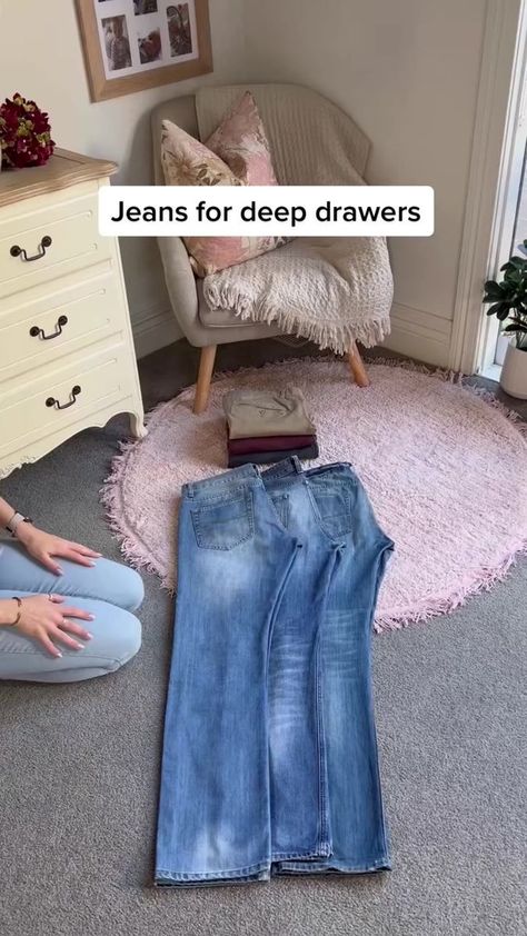 How To Fold Jeans, Folding Hacks, Folding Jeans, Packing Hacks Clothes, Wrinkled Clothes, Couch Small, How To Fold Towels, Clothes Organization Diy, Packing Clothes