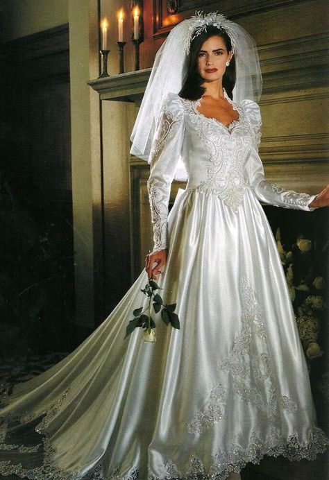 25 Gorgeous Photos That Defined Bridal Styles in the Late 1980s and Early ’90s ~ vintage everyday Wedding Dresses 80s, 1980s Wedding Dress, 90s Wedding Dress, 90s Wedding, Dramatic Wedding Dress, Style Année 80, 80s Wedding, Bridal Gowns Vintage, Beautiful Wedding Gowns