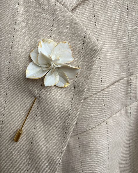 This wedding ivory flower lapel pin is fully handmade. Each element (flower, petal or leaf) is made entirely by hands from material called cold porcelain and toned with soft pastel. These flowers look much like fresh flowers but they will never fade. This wedding boutonniere is absolutely unique and perfect for weddings and other celebrations. But also it will be good even as casual accessory. Flowers are tender and delicate. length - 3 inches (8 cm) Care: You should treat with care this product. If it is dirty, do not worry. Just wipe with a slightly damp cloth. Non Flower Boutonniere, Groom Flower Pin, Flower For Groom, Groom Lapel Pin, Brooch Boutonniere, Lapel Pins Wedding, Flower Boutonniere, Men's Brooch, Flower Lapel