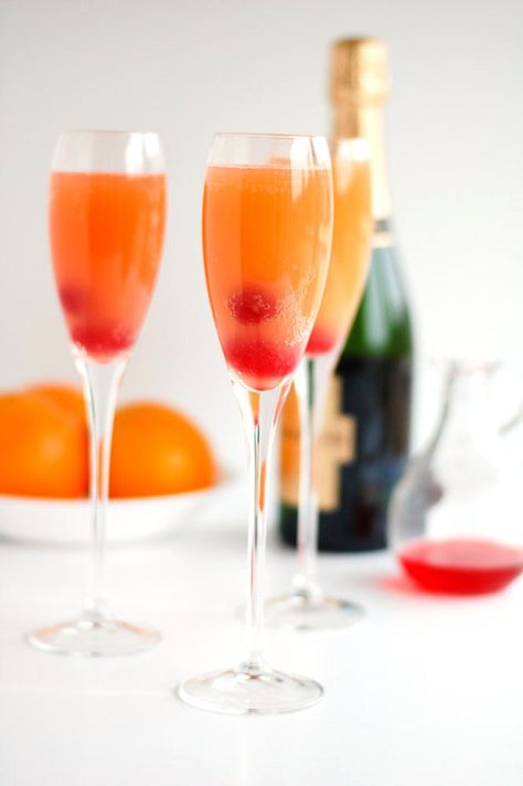 Blushing Mimosas - Food Lovin Family Easter Mimosa, Classic Mimosa, Easter Foods, Mimosa Cocktail, Mimosa Brunch, Special Drinks, Champagne Drinks, Mimosa Recipe, Champagne Brunch