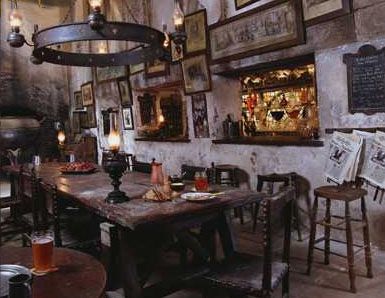 Shifting Inspiration, The Leaky Cauldron, Harry Potter Wiki, Stile Harry Potter, Leaky Cauldron, Harry Potter Set, Red Couch, Diagon Alley, Large Dining Room