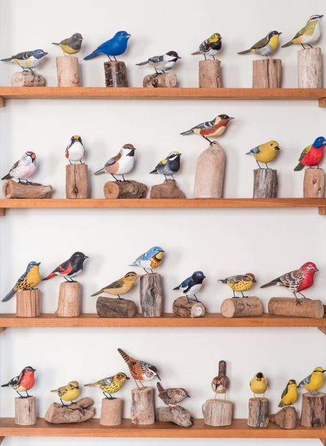 How To Carve Wooden Birds, Wood Carving Studio, Bird Carving Patterns, Tre Kunst, Carved Birds, Bird Craft, Whittling Projects, Wooden Sculptures, Wood Burning Tool