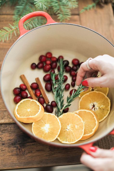 an easy DIY christmas simmering potpourri pot Fresh House Smell, House Smell Like Christmas, Holiday Smells, Cinnamon Smell, Smell Like Christmas, Simmer Pot Recipes, Cranberry Cinnamon, Potpourri Recipes, Christmas Smell