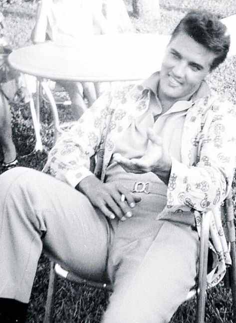 Elvis Presley Fat, 50s Elvis, Elvis Presley Quotes, Velvet Elvis, Elvis Memorabilia, Elvis Jumpsuits, Young Elvis, Tattoo Inspiration Men, Elvis Presley Pictures