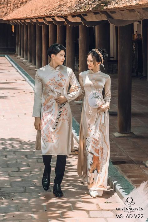 Ao Dai Family Photo, Ao Dai Wedding Couple, Traditional Vietnamese Wedding Dress, Cactus Backdrop, Vietnamese Wedding Photography, Viet Wedding, Traditional Vietnamese Wedding, Culture Outfits, Vietnamese Wedding Dress