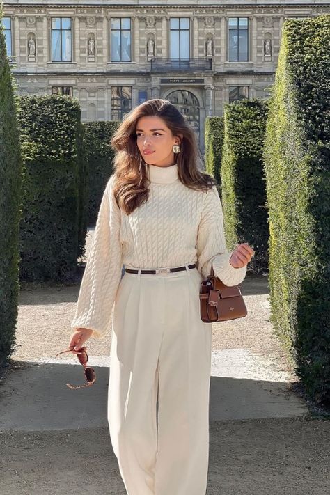 31 Old Money Outfits To Steal The Spotlight. - THE FASHIONABLE ONE Black Dress Pants Outfit, Looks Kate Middleton, Mode Ulzzang, How To Look Expensive, Mode Hijabi, Elegante Y Chic, Classic Style Outfits, Chique Outfits, Outfit Chic