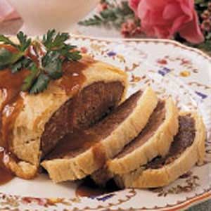 I prefer meatloaf wellington over beef wellington any day of the week!  I use an Italian meatloaf recipe with the puff pastry and it is a household fav!!! Meatloaf Wellington, Ground Beef Wellington, Italian Meatloaf Recipes, Italian Meatloaf, Beef Wellington Recipe, Cheese Burger, Loaf Recipes, Beef Wellington, Minced Meat