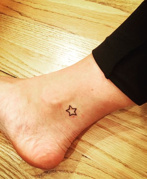 Ankle Star tattoo Ankle Star Tattoo, Star Tattoo On Shoulder, Small Star Tattoos, Ankle Tattoos For Women, Hand Tattoos For Girls, Star Tattoo Designs, Star Tattoo, Bff Tattoos, Trendy Tattoo